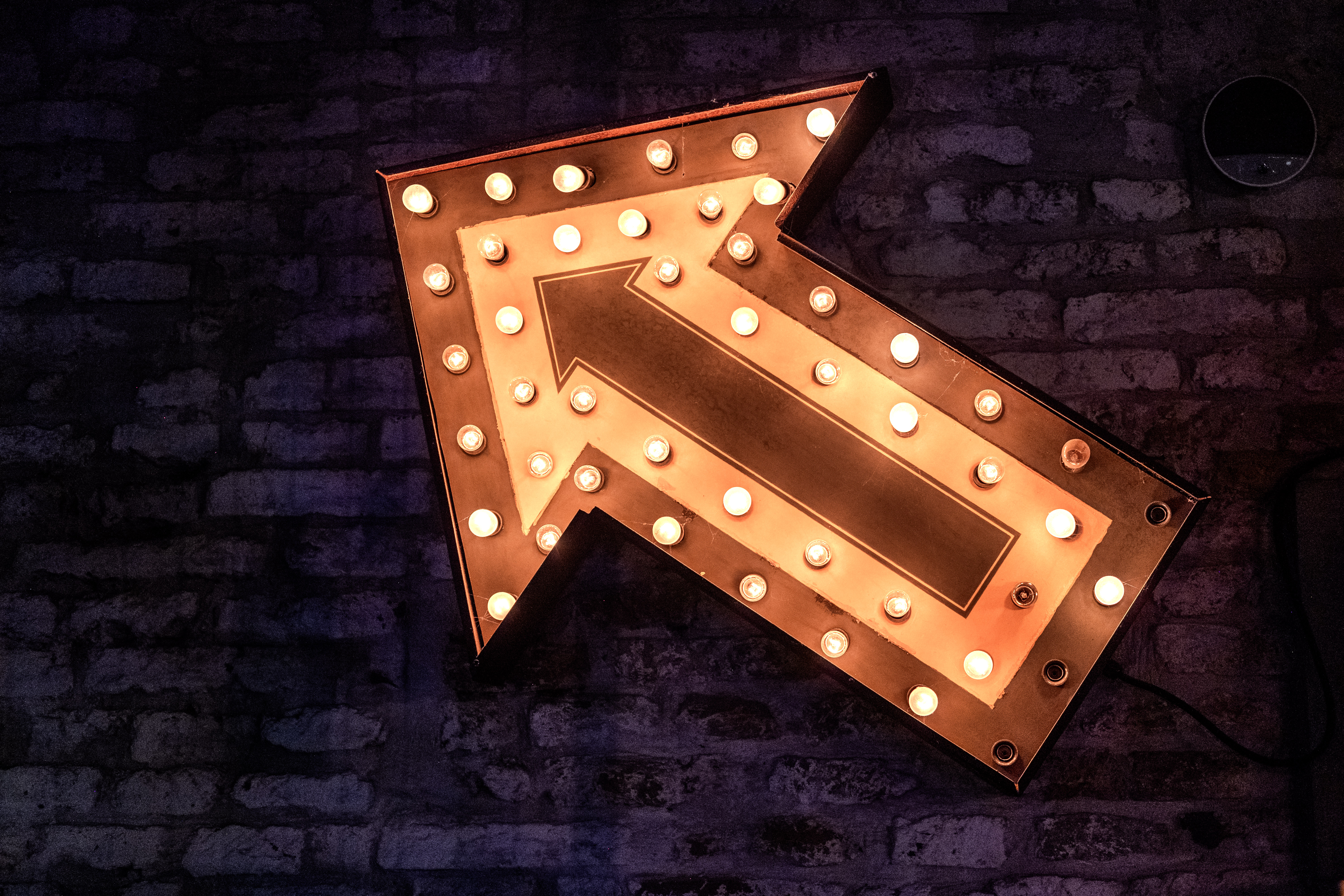 Arrow lit with bulbs in Valk Taproom, Buenos Aires.